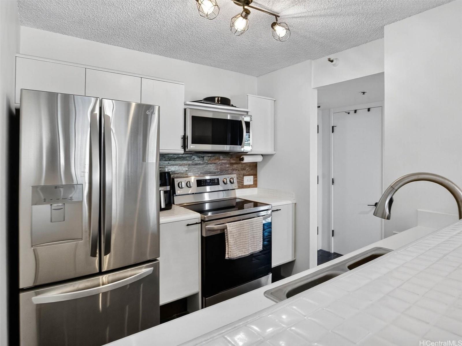 Honolulu Tower condo # 1706, Honolulu, Hawaii - photo 5 of 17