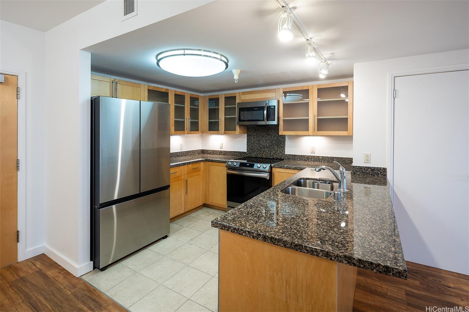 600 Queen St Honolulu - Rental - photo 3 of 18