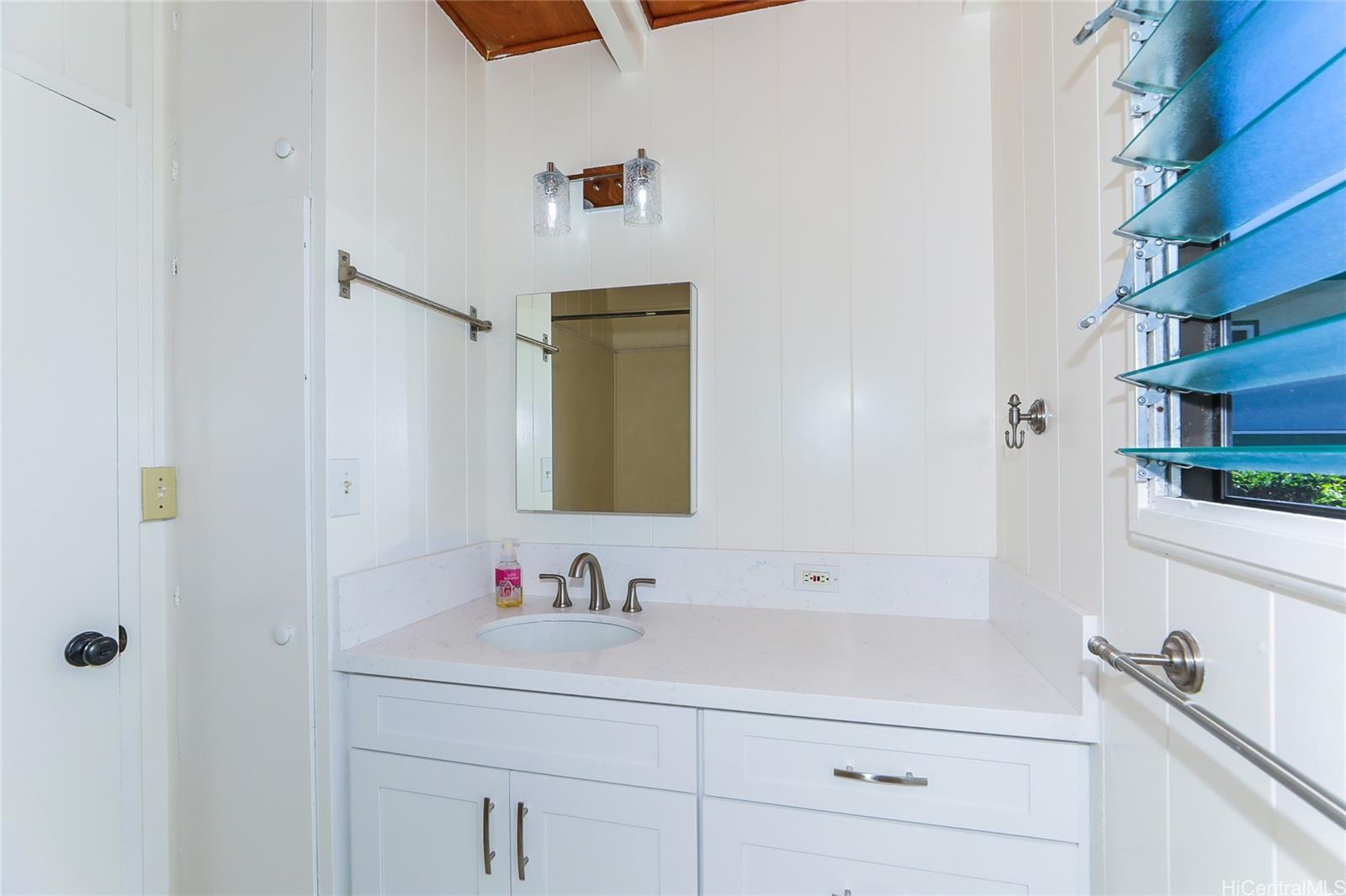 6017  Kaupalena Street Kuliouou, Diamond Head home - photo 17 of 24