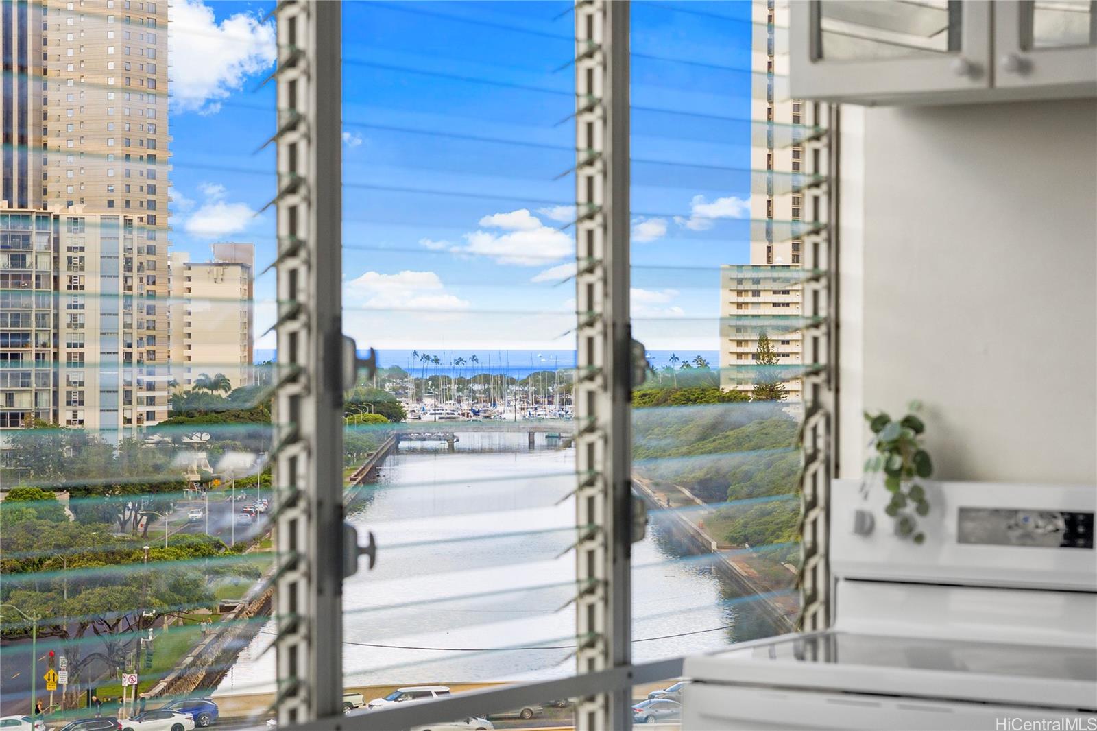 Ala Wai Manor condo # 902, Honolulu, Hawaii - photo 3 of 24