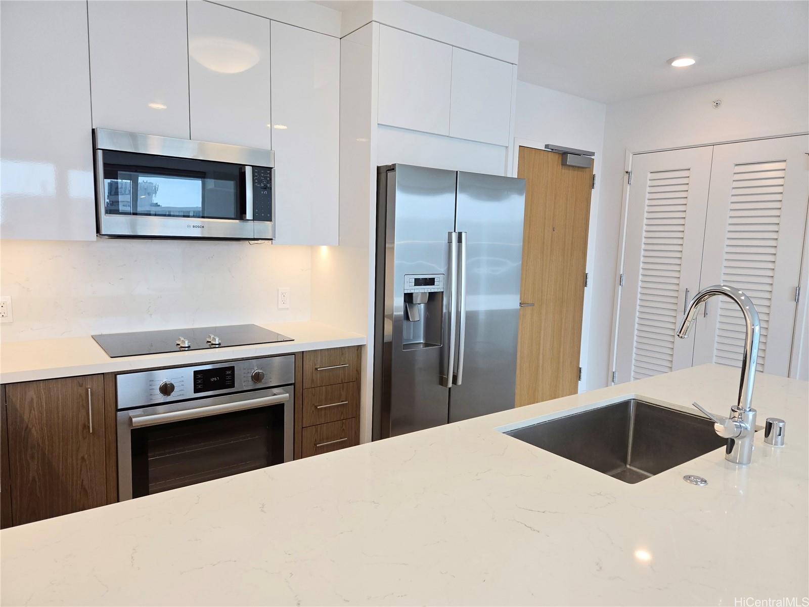 629 Keeaumoku St Honolulu - Rental - photo 2 of 22