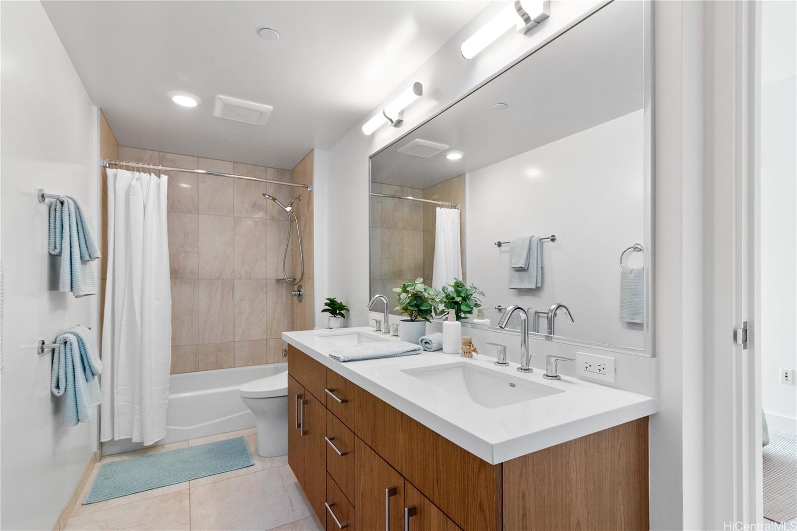 Azure Ala Moana condo # 3401, Honolulu, Hawaii - photo 10 of 21