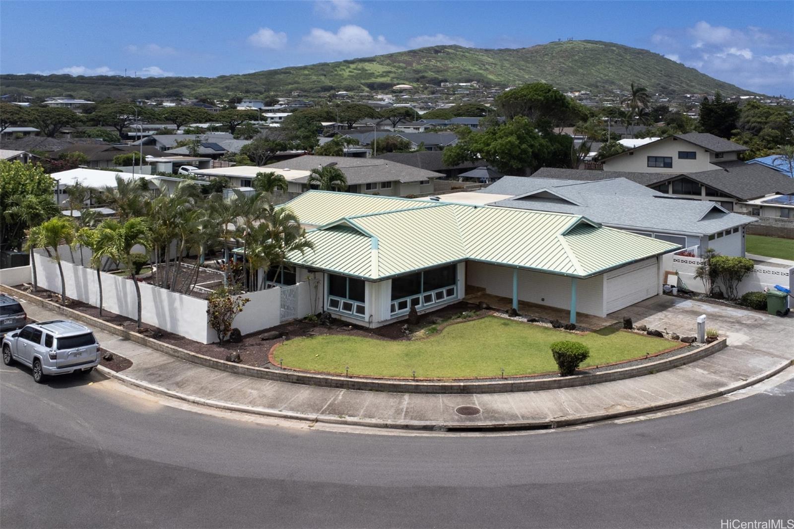 636  Kaumakani Street Luna Kai, Hawaii Kai home - photo 2 of 25