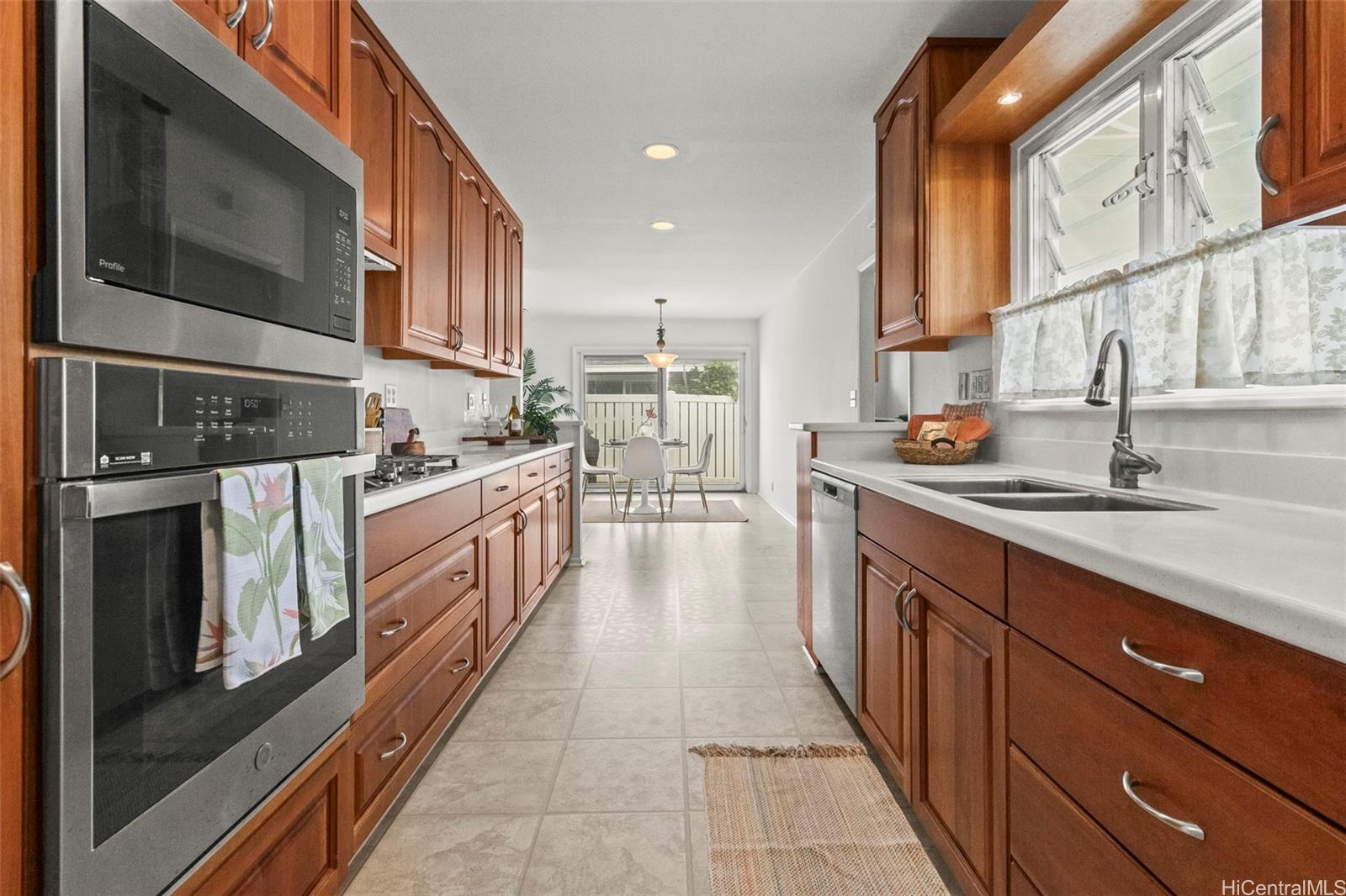 642  Papalani Street Enchanted Lake, Kailua home - photo 4 of 23