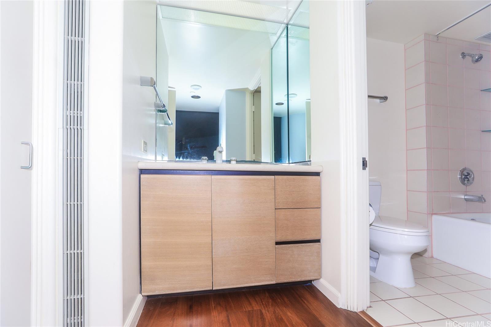 Harbor Court condo # 1704, Honolulu, Hawaii - photo 17 of 25