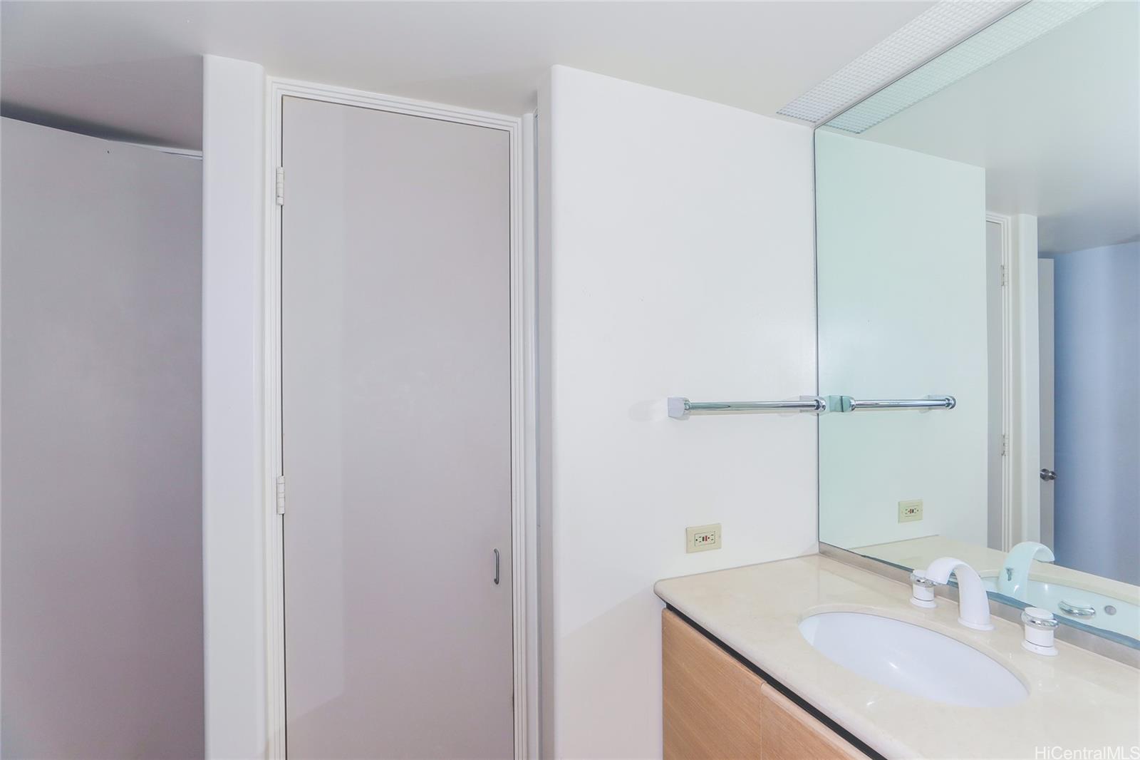 Harbor Court condo # 1704, Honolulu, Hawaii - photo 18 of 25