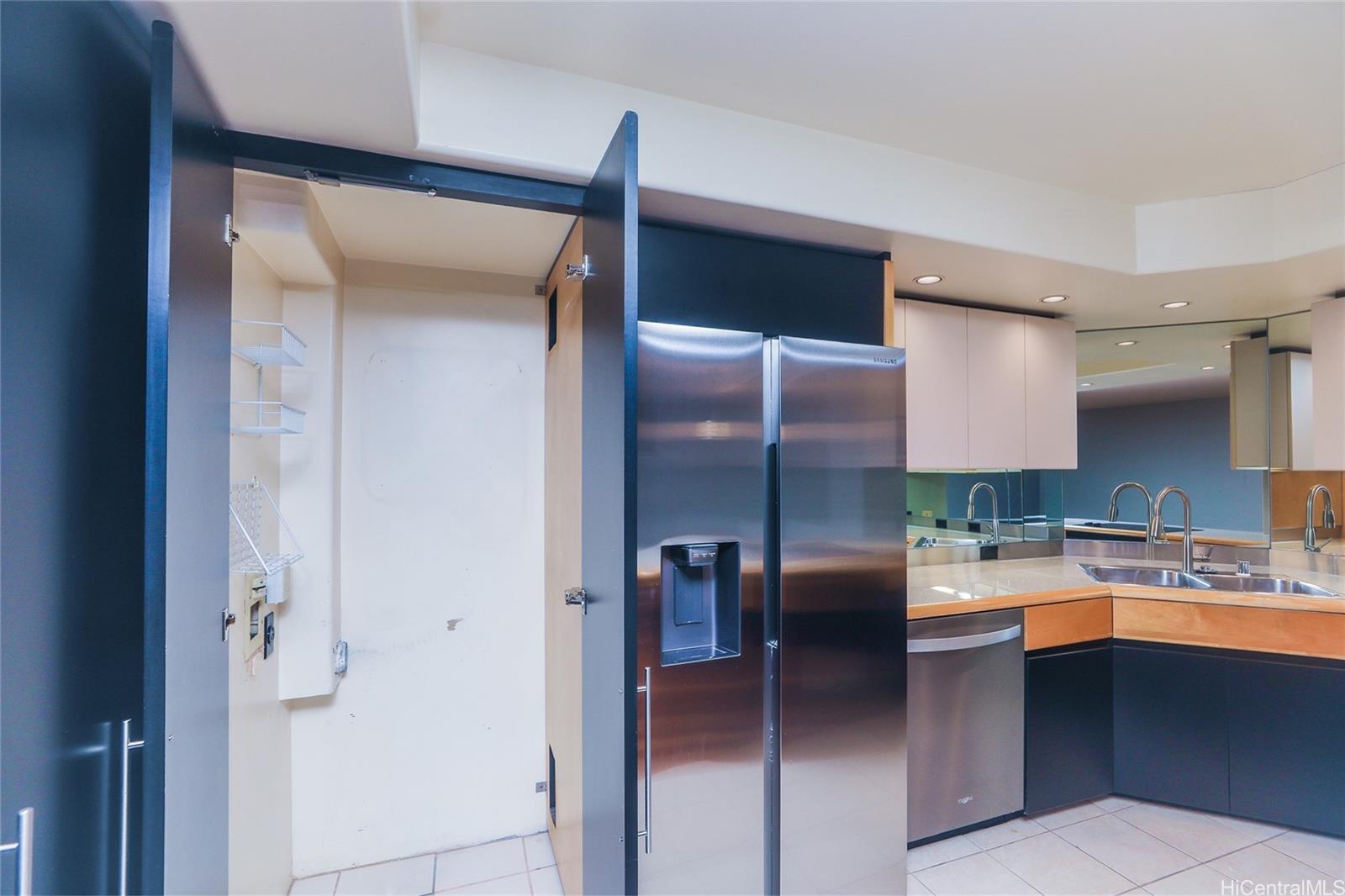 Harbor Court condo # 1704, Honolulu, Hawaii - photo 7 of 25