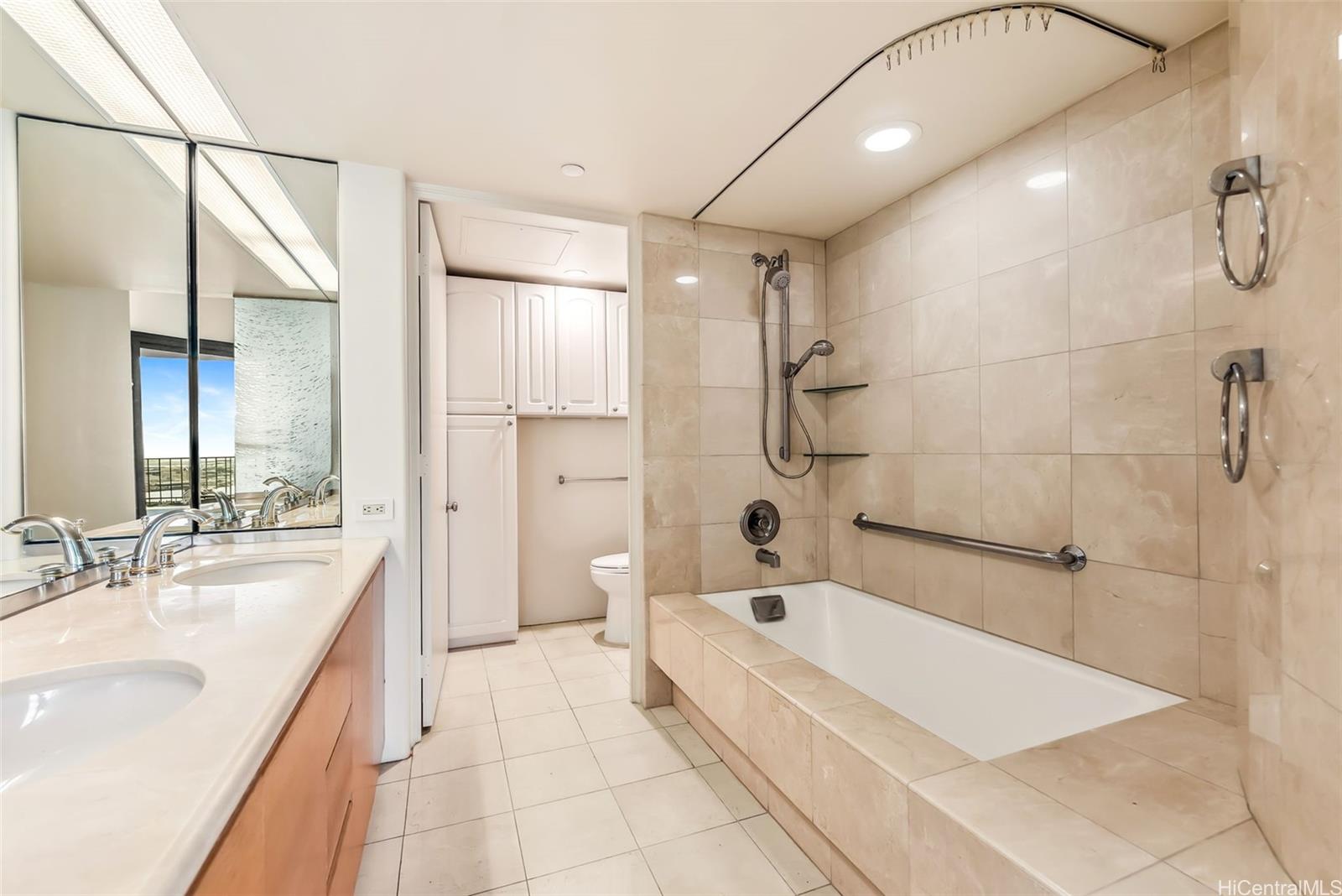 Harbor Court condo # 1903, Honolulu, Hawaii - photo 13 of 25