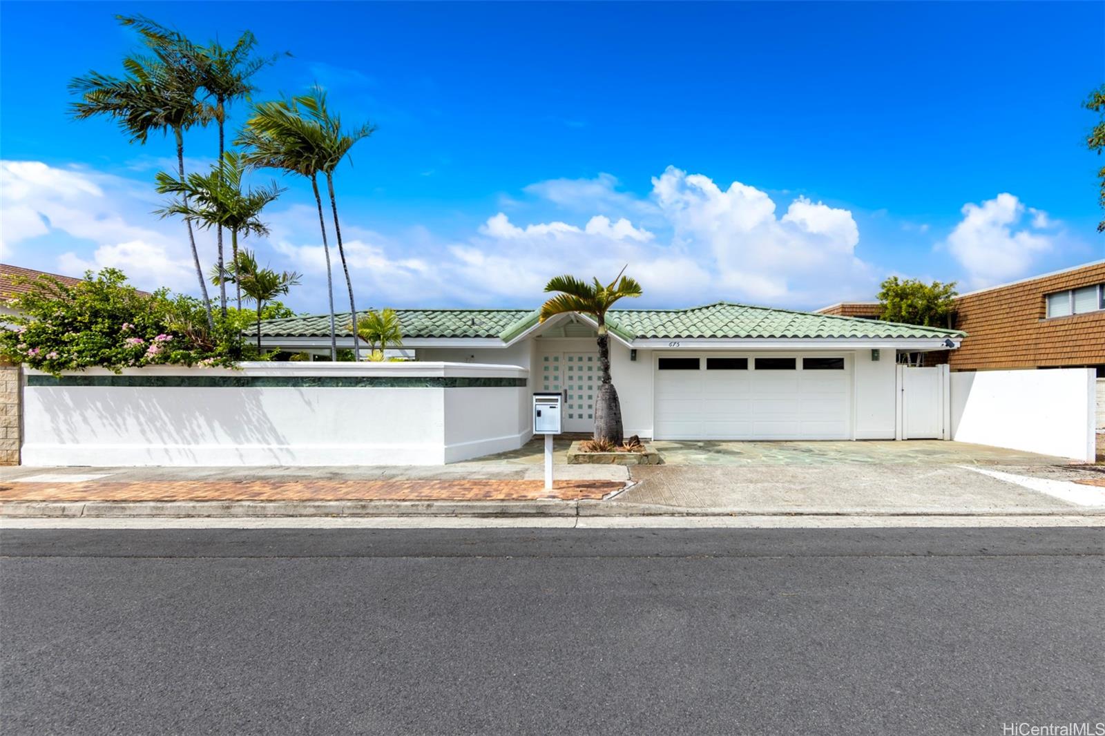 675  Kaumakani St Luna Kai, Hawaii Kai home - photo 3 of 25