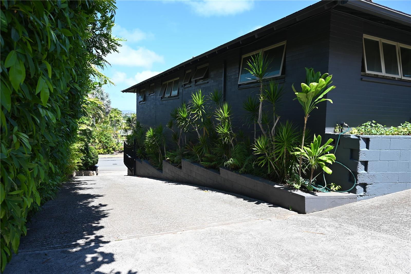 676  Elepaio Street Kahala Area, Diamond Head home - photo 2 of 25