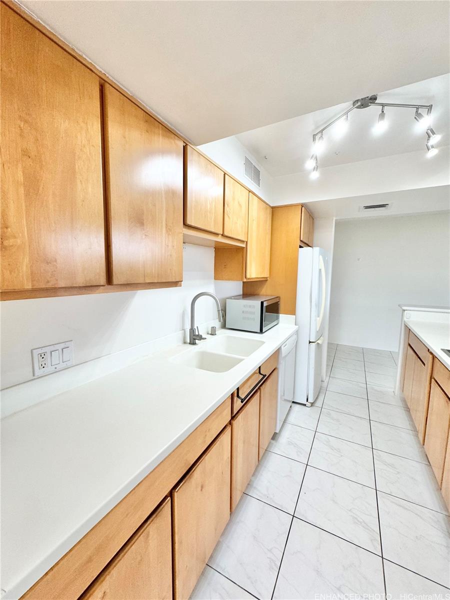 Plaza Hawaii Kai condo # 402, Honolulu, Hawaii - photo 4 of 25