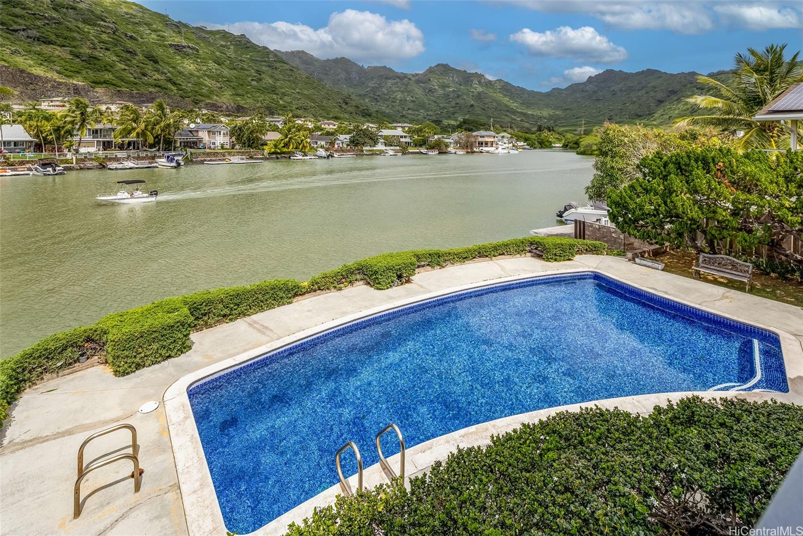 6889  Niumalu Loop Mariners Cove, Hawaii Kai home - photo 2 of 25