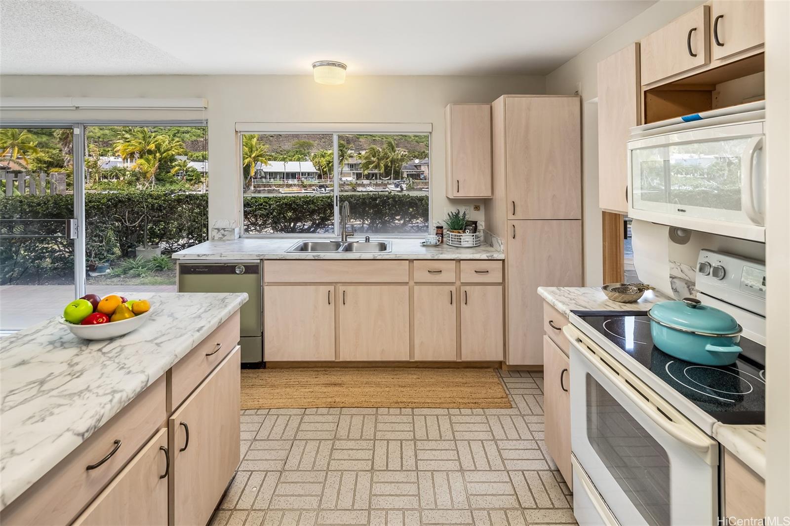 6889  Niumalu Loop Mariners Cove, Hawaii Kai home - photo 11 of 25