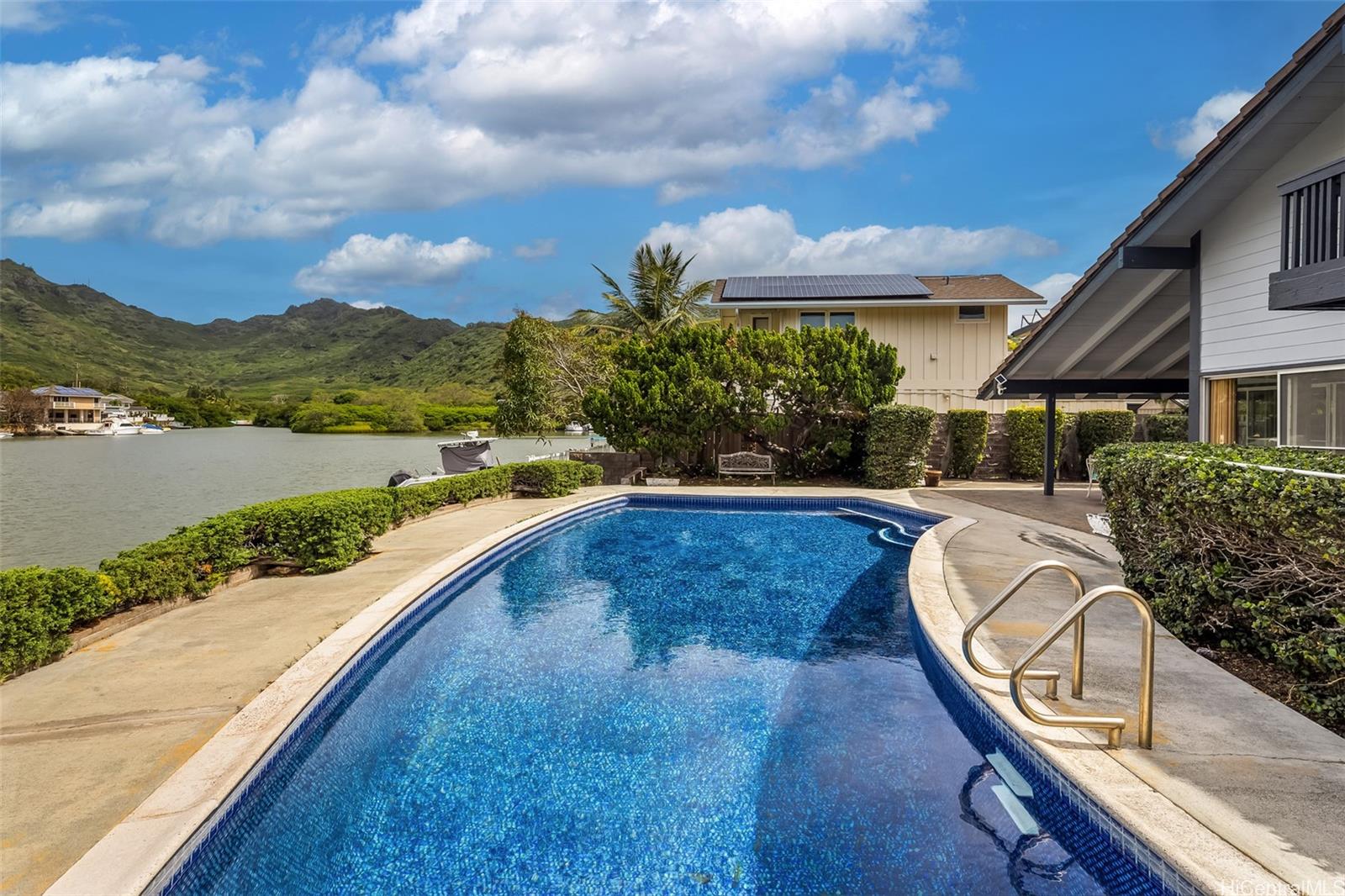 6889  Niumalu Loop Mariners Cove, Hawaii Kai home - photo 3 of 25