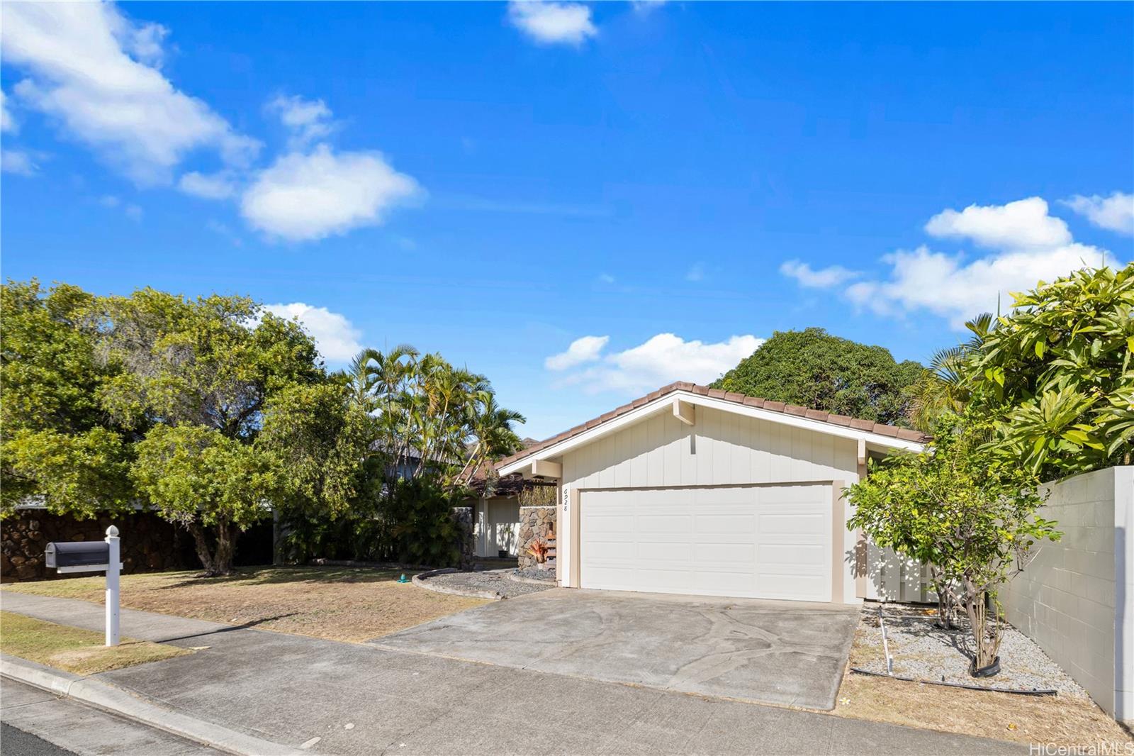 6928  Niumalu Loop Mariners Cove, Hawaii Kai home - photo 3 of 25