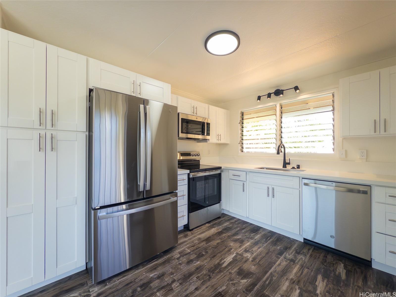 696  Kuakini Street Liliha, Honolulu home - photo 3 of 10