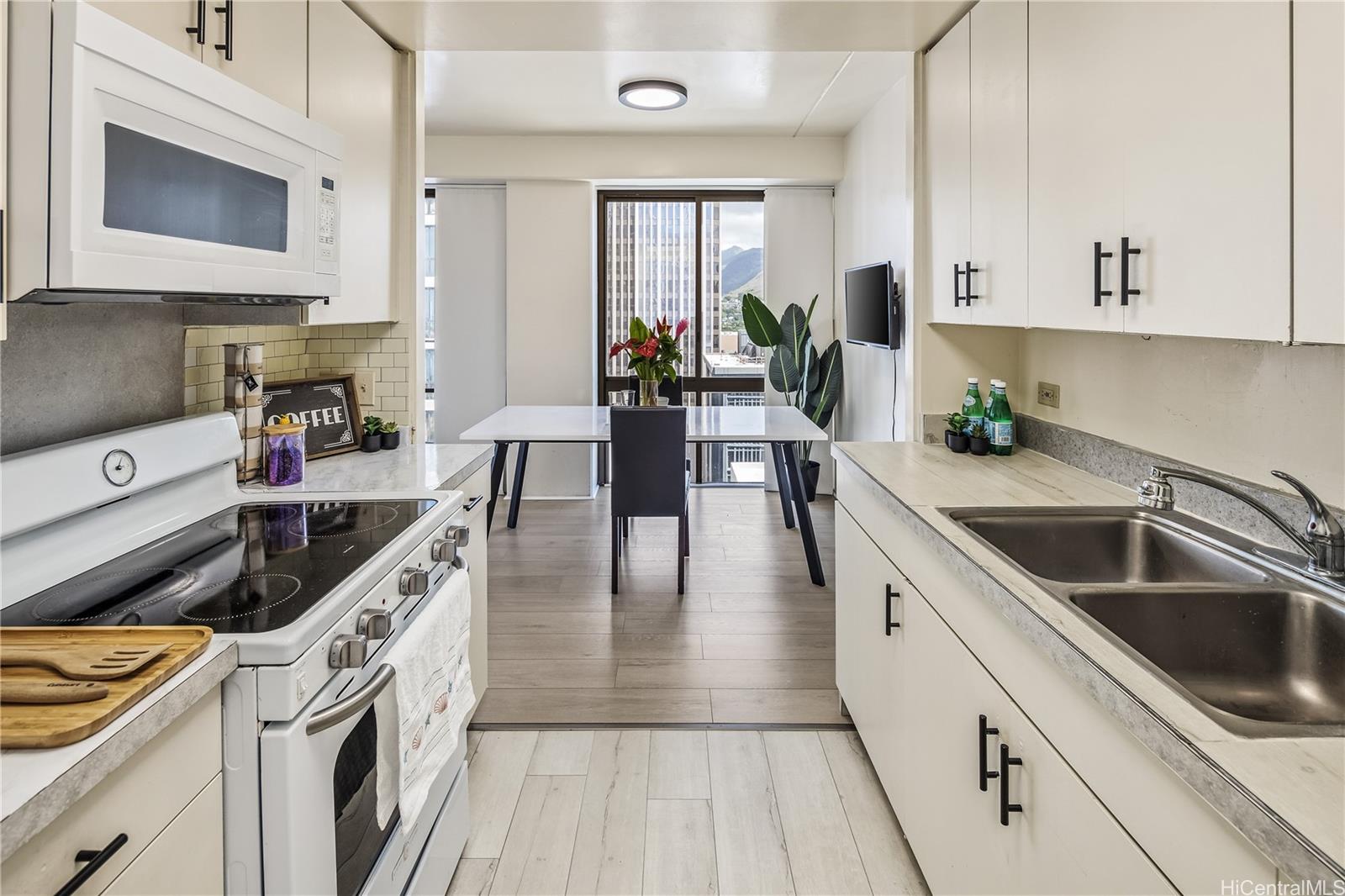 Harbor Square condo # 1704, Honolulu, Hawaii - photo 3 of 25