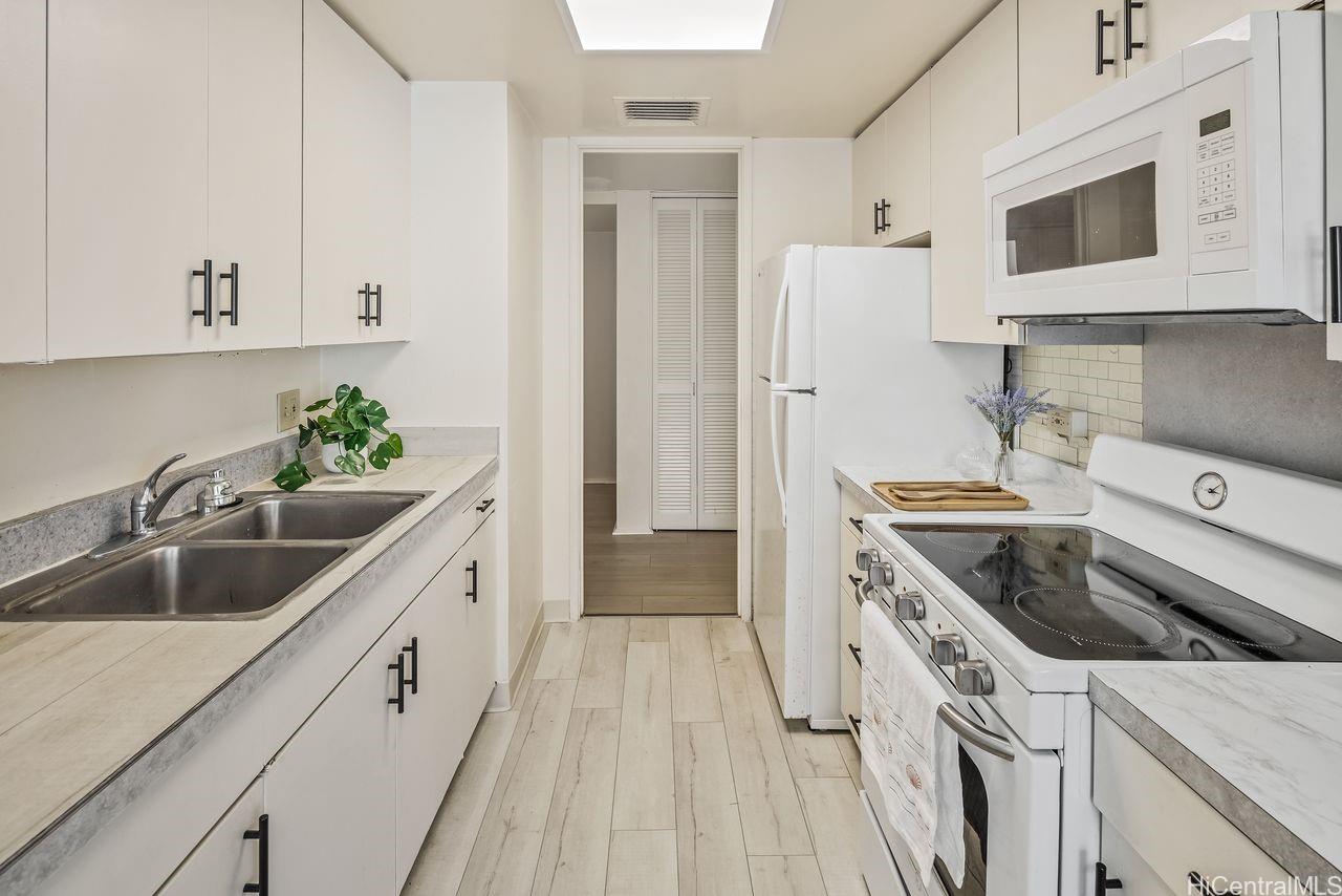 Harbor Square condo # 1704, Honolulu, Hawaii - photo 6 of 25