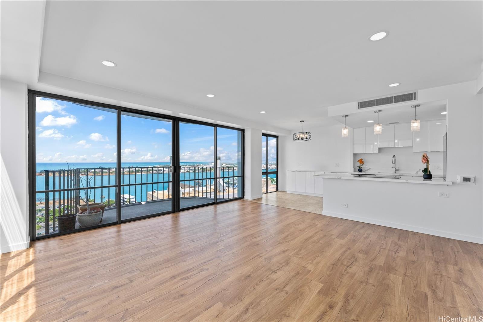 Harbor Square condo # 1709, Honolulu, Hawaii - photo 3 of 25