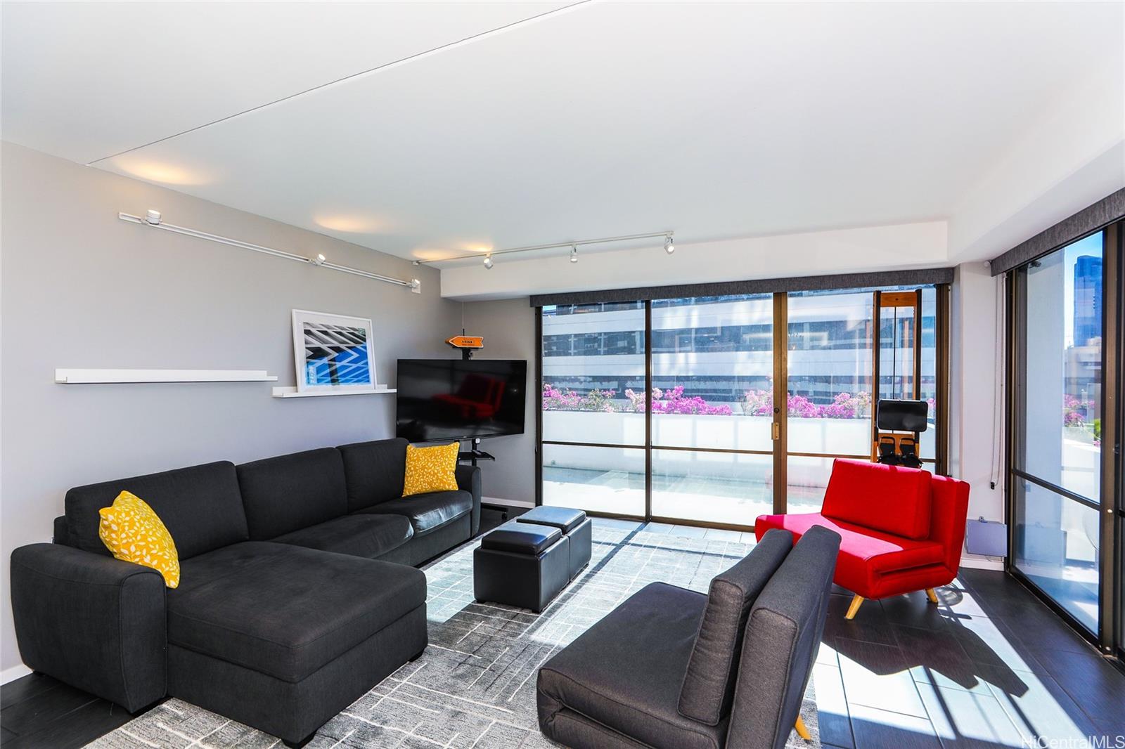 Harbor Square condo # 709, Honolulu, Hawaii - photo 2 of 25