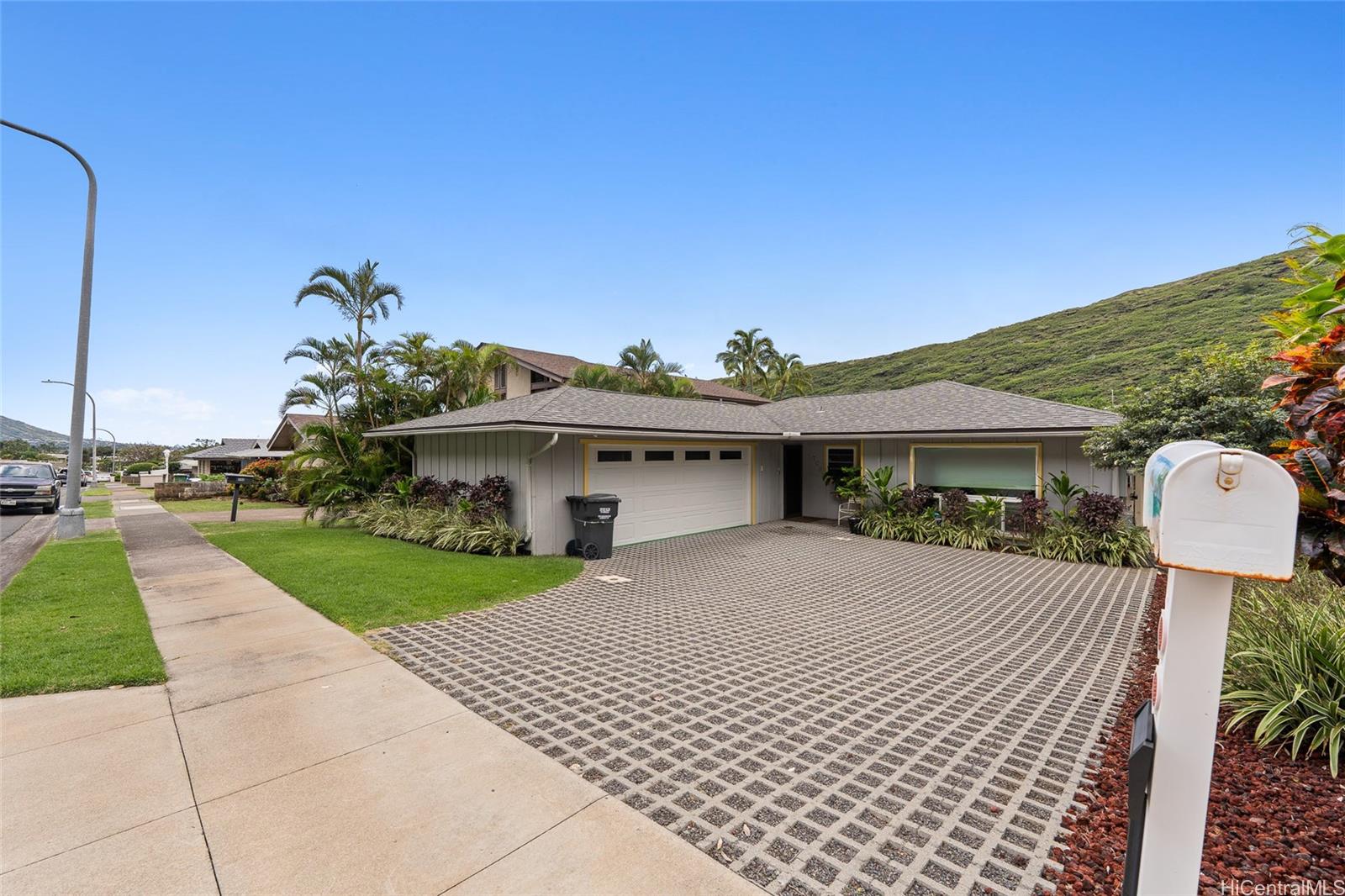 702  Hahaione Street Hahaione-lower, Hawaii Kai home - photo 3 of 25