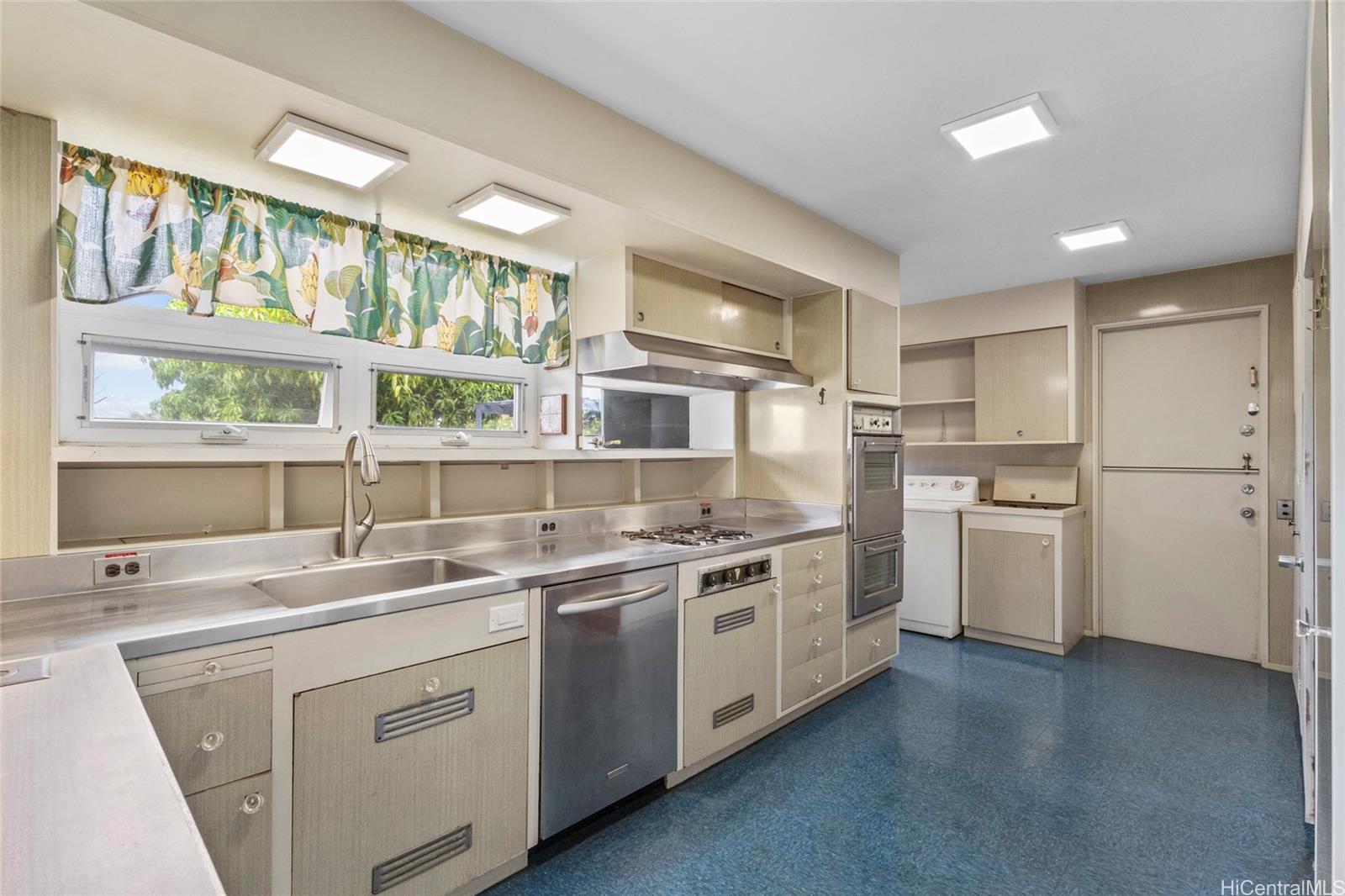 719  Elepaio Street Kahala Area, Diamond Head home - photo 8 of 21