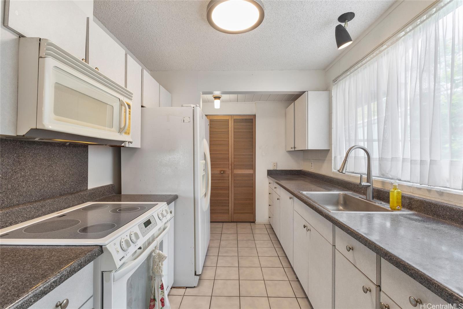 7203  Kipu Place Mariners Valley, Hawaii Kai home - photo 6 of 25