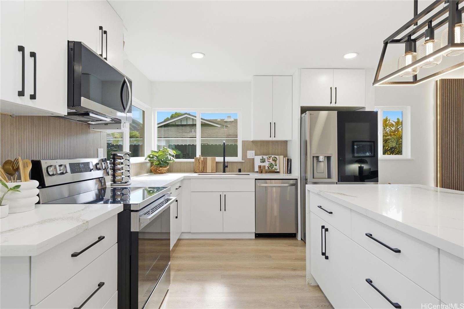 7203  Opaekaa Street Mariners Valley, Hawaii Kai home - photo 6 of 25