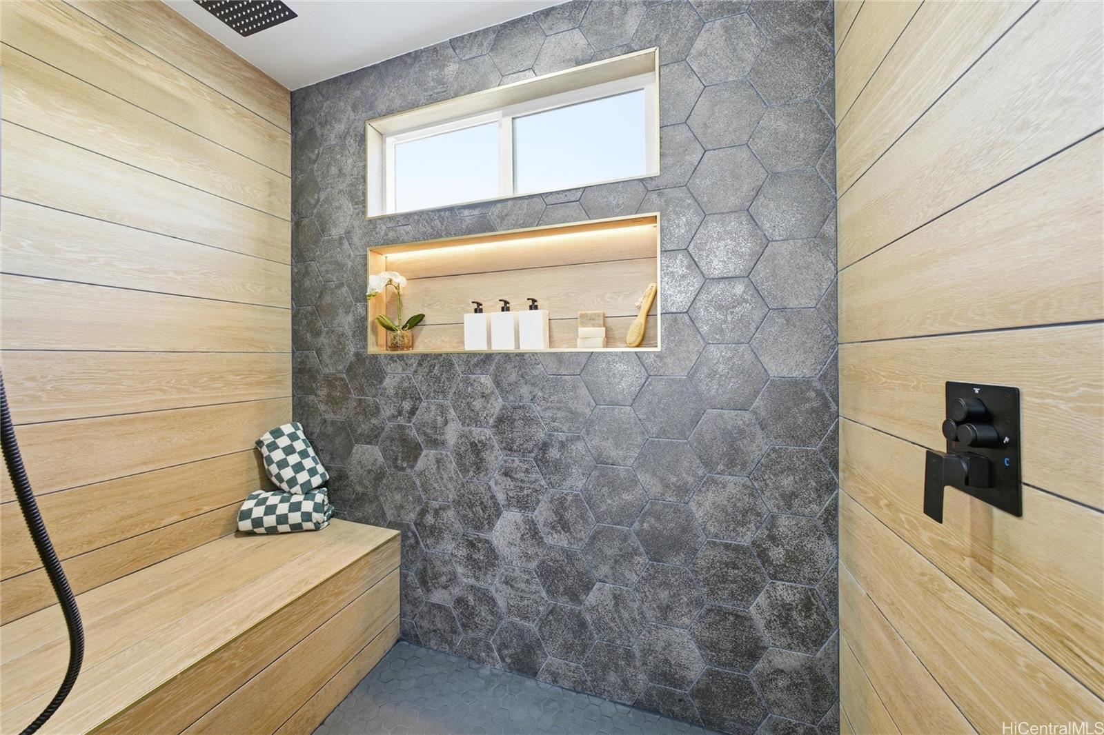 7203  Opaekaa Street Mariners Valley, Hawaii Kai home - photo 10 of 25