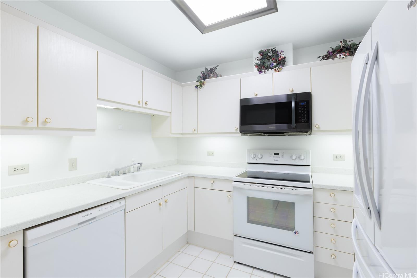 Imperial Plaza condo # 1201, Honolulu, Hawaii - photo 4 of 20