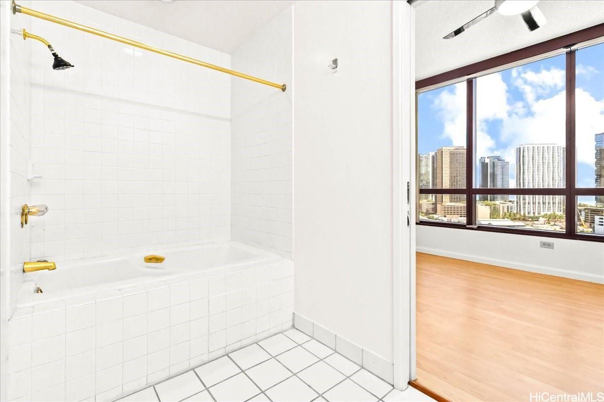 Imperial Plaza condo # 1802, Honolulu, Hawaii - photo 12 of 25