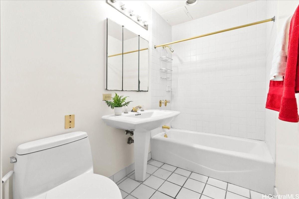 Imperial Plaza condo # 1802, Honolulu, Hawaii - photo 16 of 25