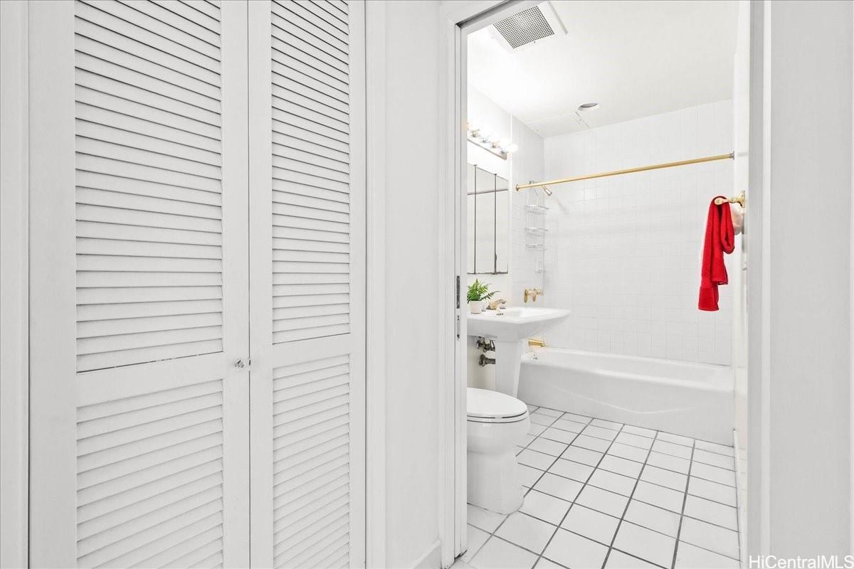 Imperial Plaza condo # 1802, Honolulu, Hawaii - photo 17 of 25