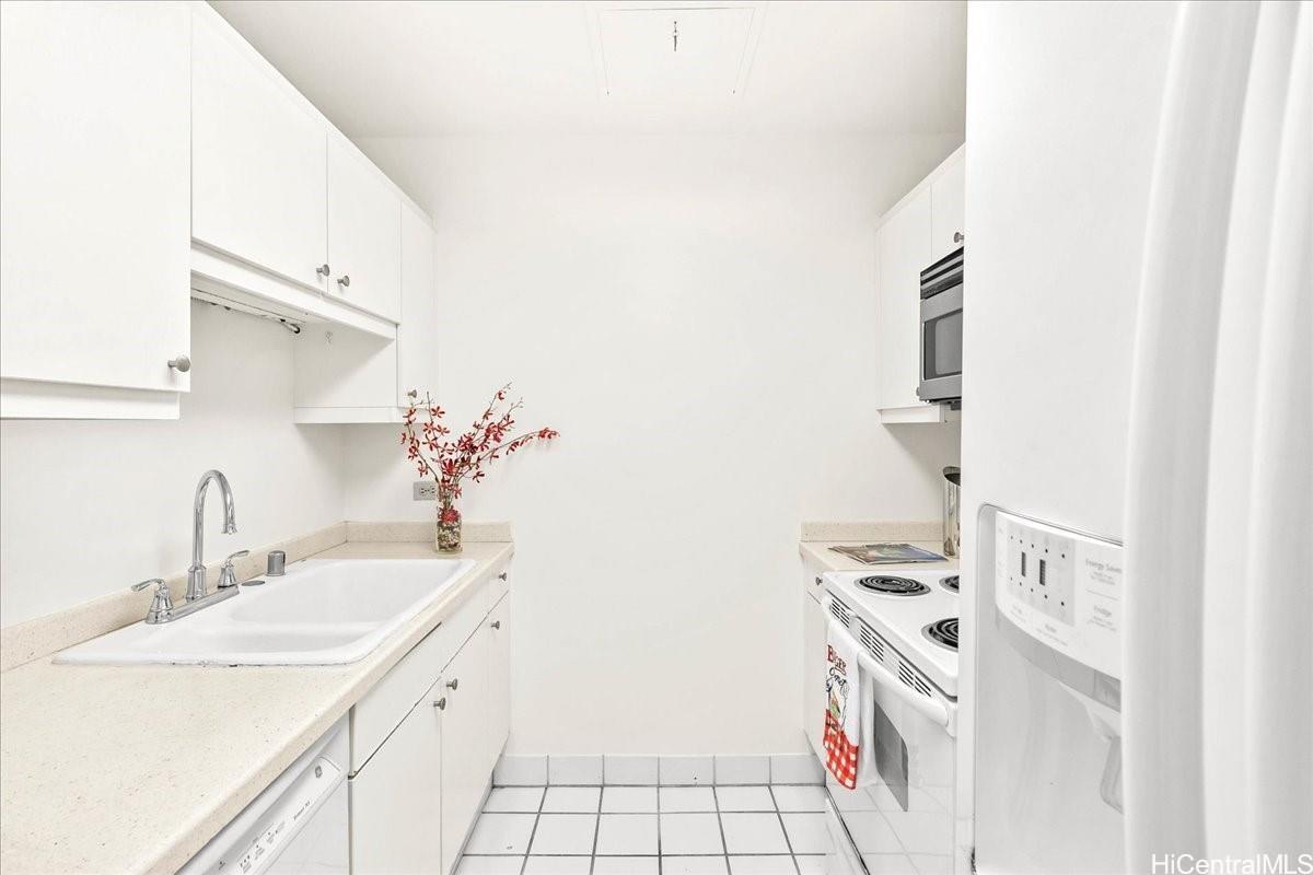 Imperial Plaza condo # 1802, Honolulu, Hawaii - photo 7 of 25