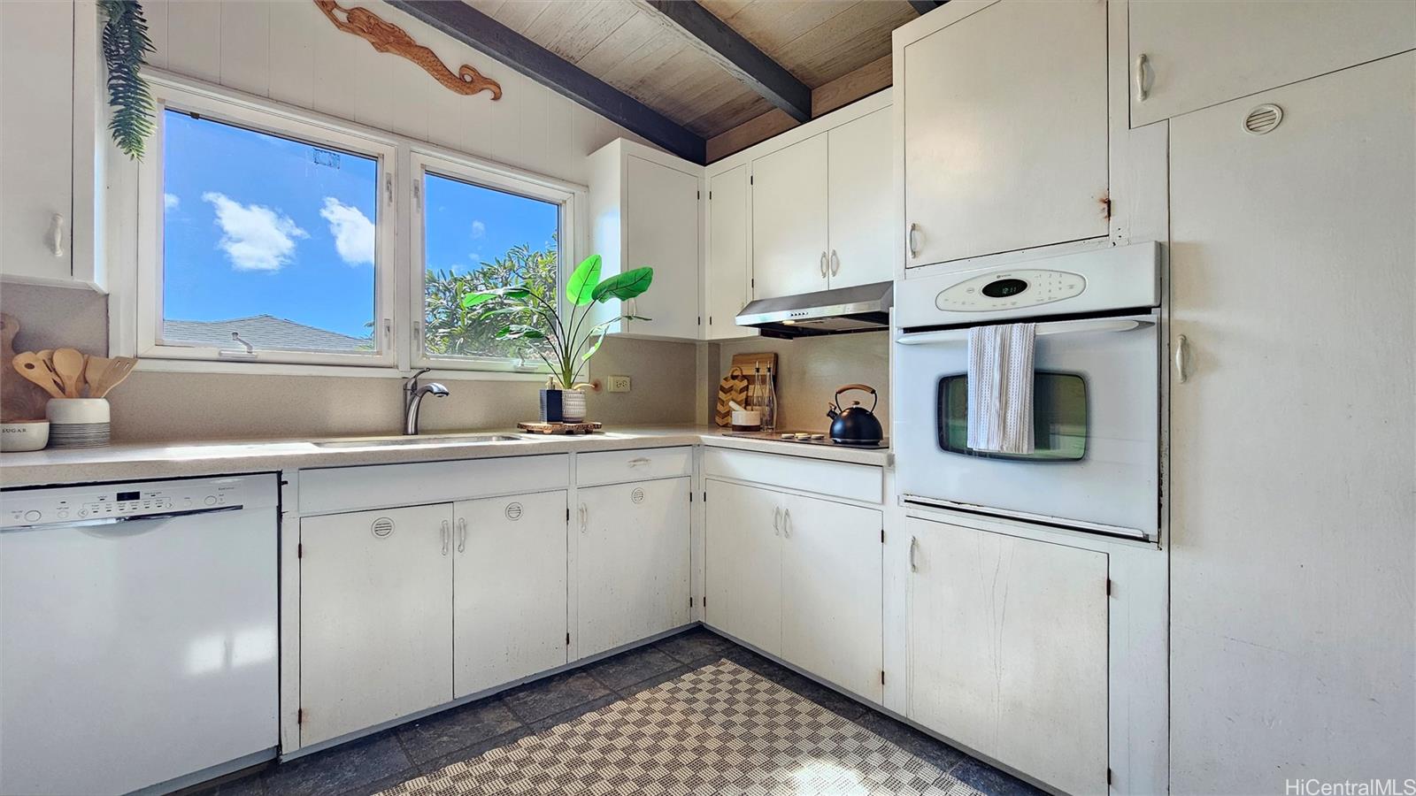 730  Ahuwale Street Aina Haina Area, Diamond Head home - photo 7 of 22