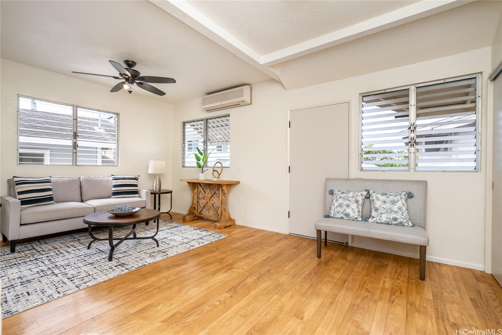 733E Momolio Street , Honolulu, Hi 96817 Liliha