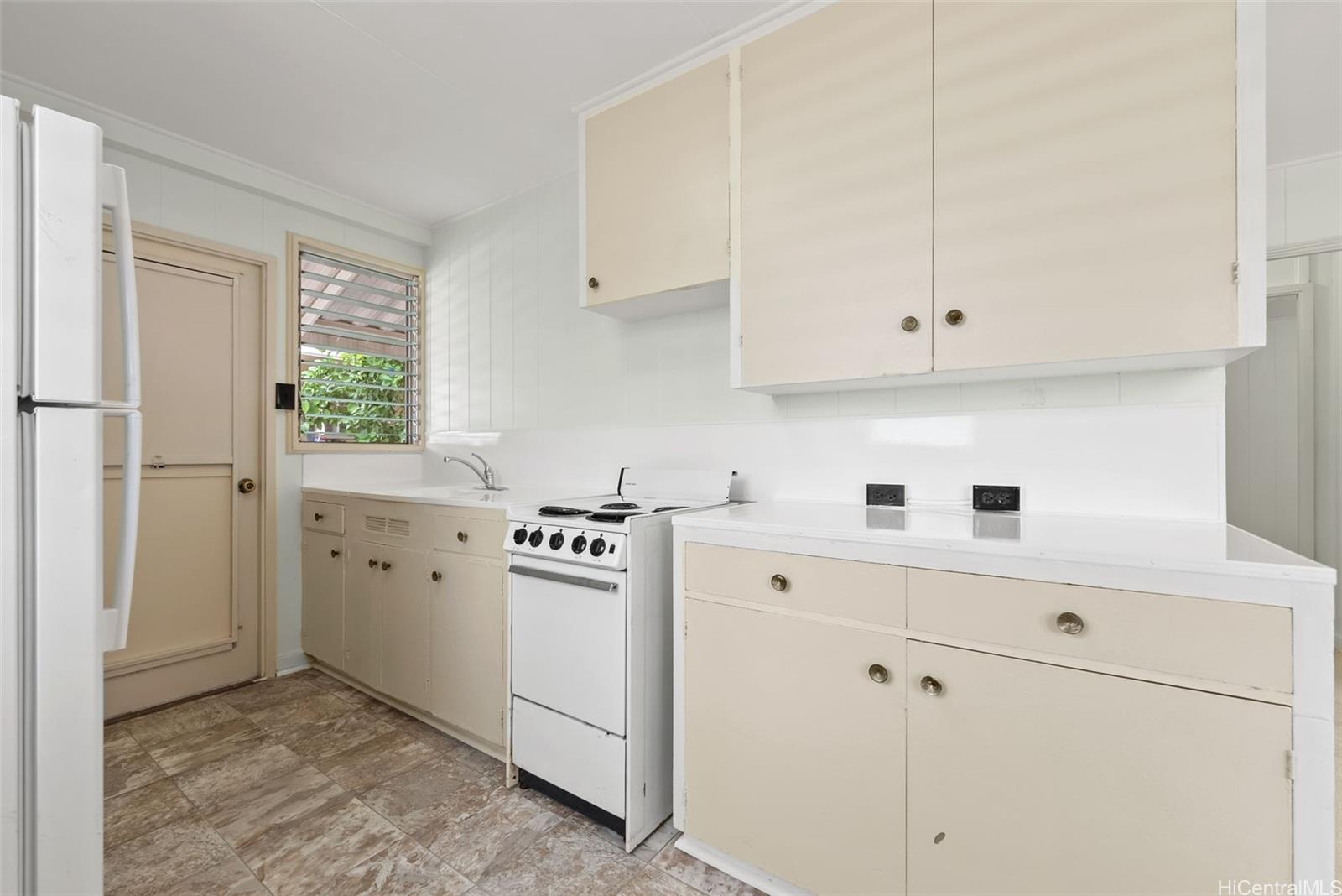 735 Lukepane Ave Honolulu - Multi-family - photo 10 of 15