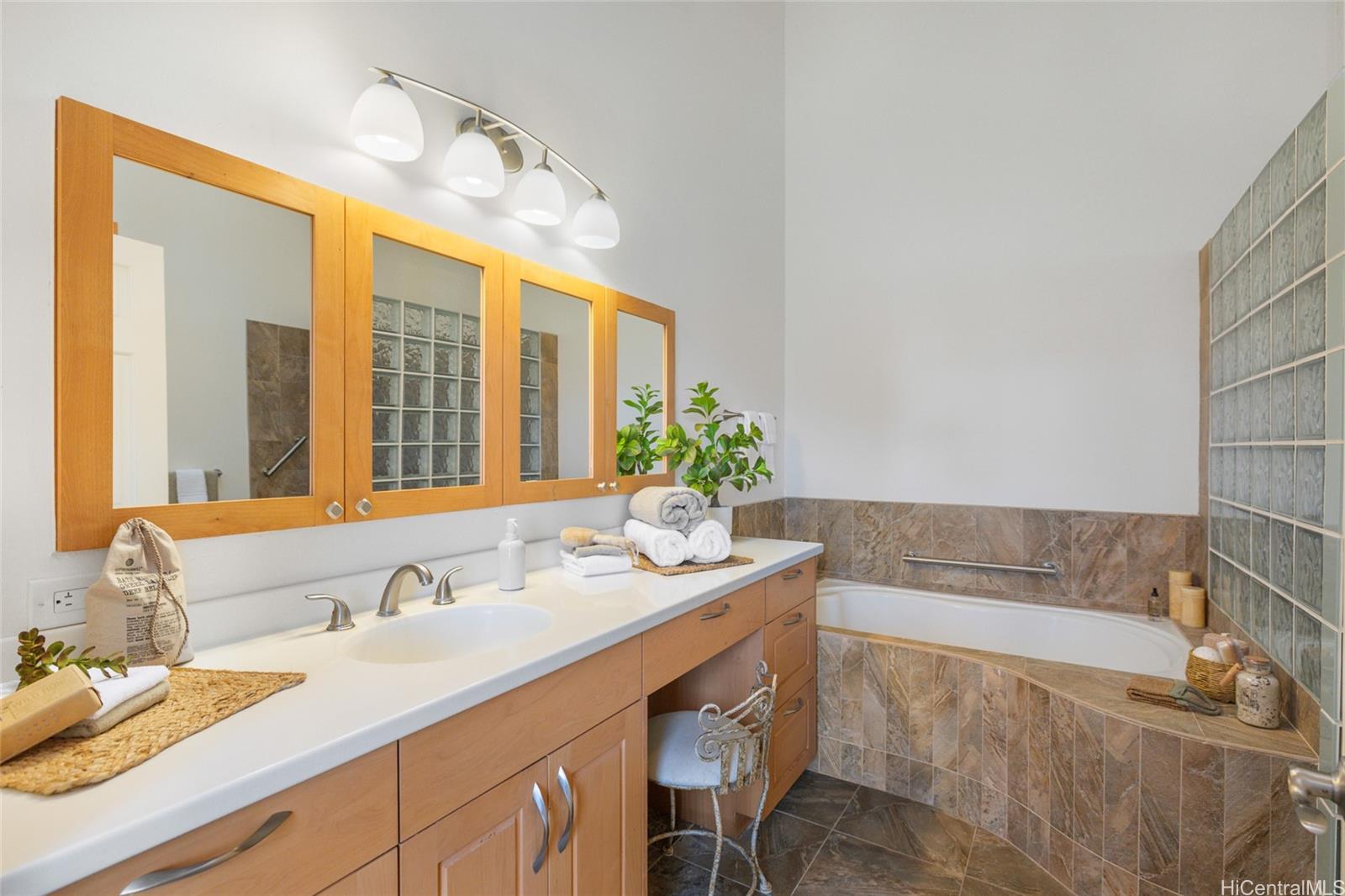 7440  Kamehame Place Kamehame Ridge, Hawaii Kai home - photo 9 of 25