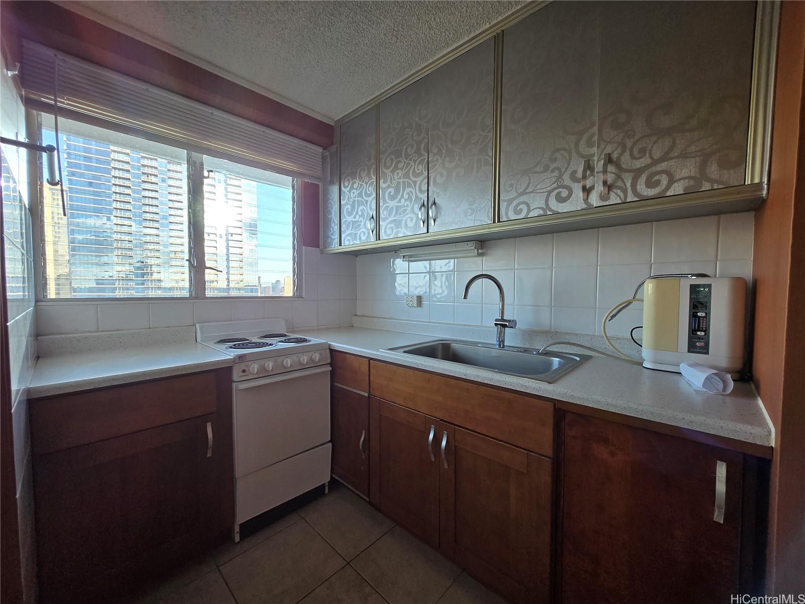 747 Amana St Honolulu - Rental - photo 3 of 13