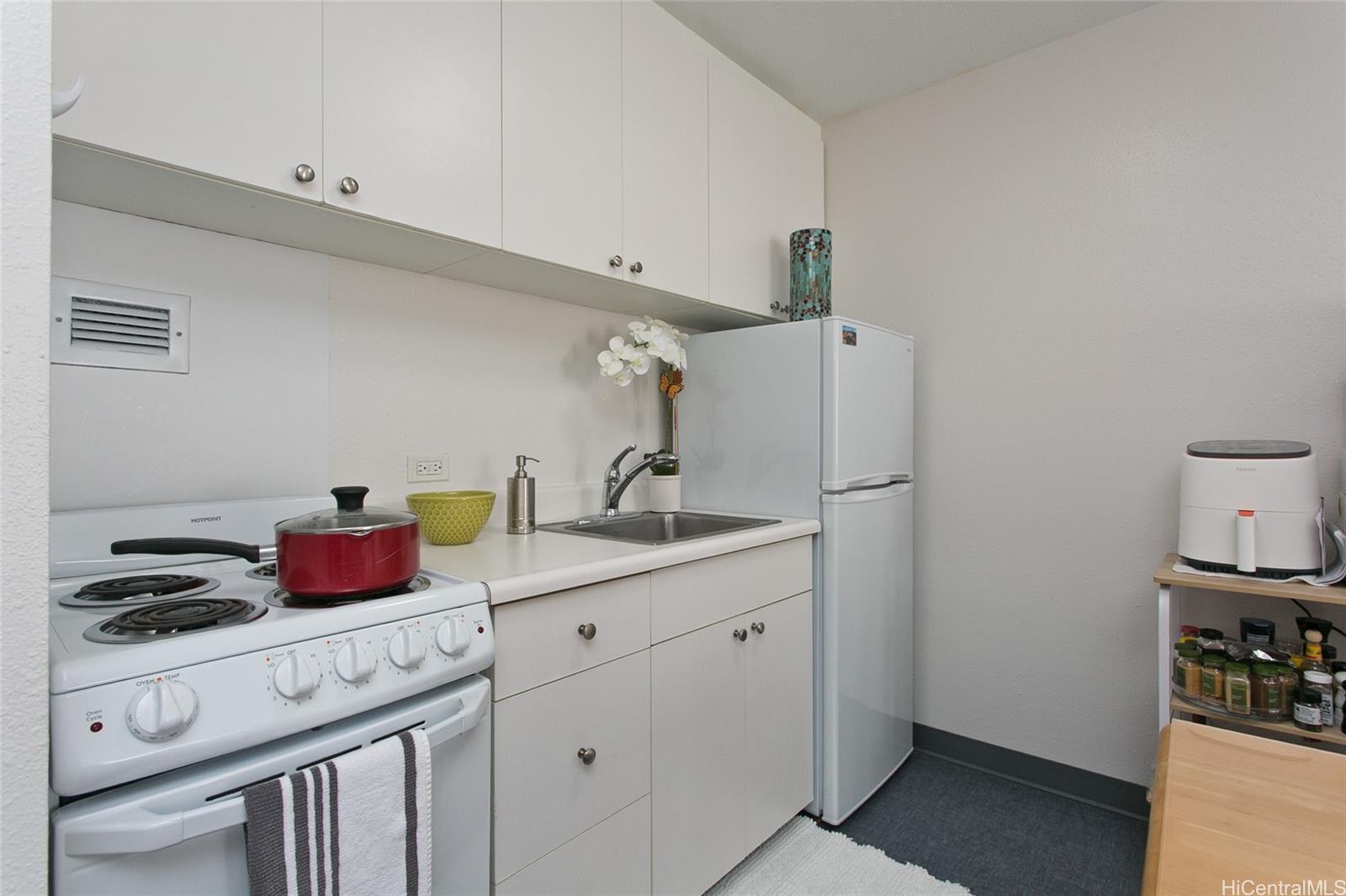 Pacific Grand condo # 810, Honolulu, Hawaii - photo 4 of 10
