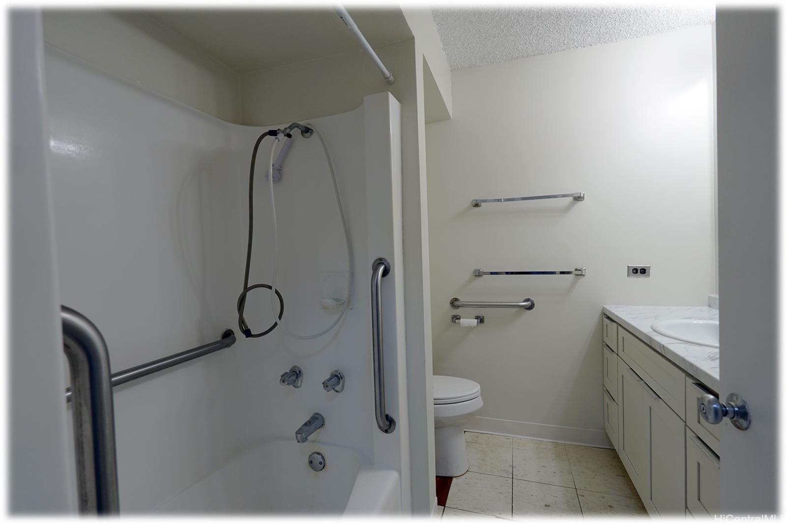 747 Amana St Honolulu - Rental - photo 6 of 11