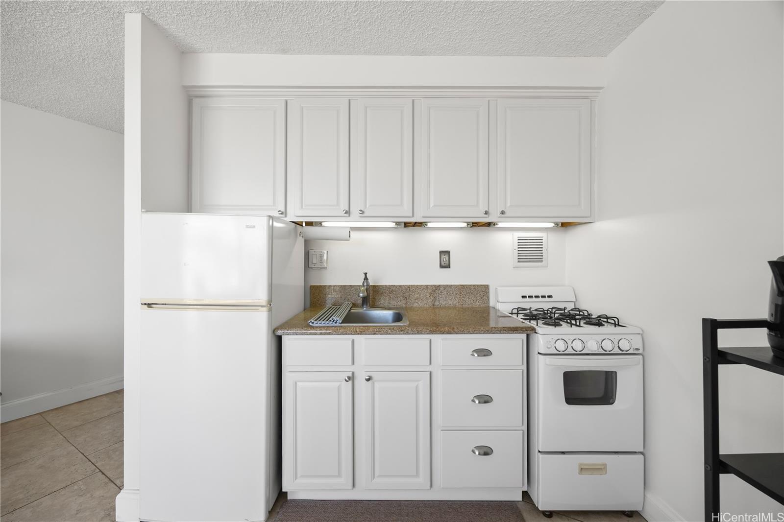 Holiday Village condo # 1702, Honolulu, Hawaii - photo 12 of 25