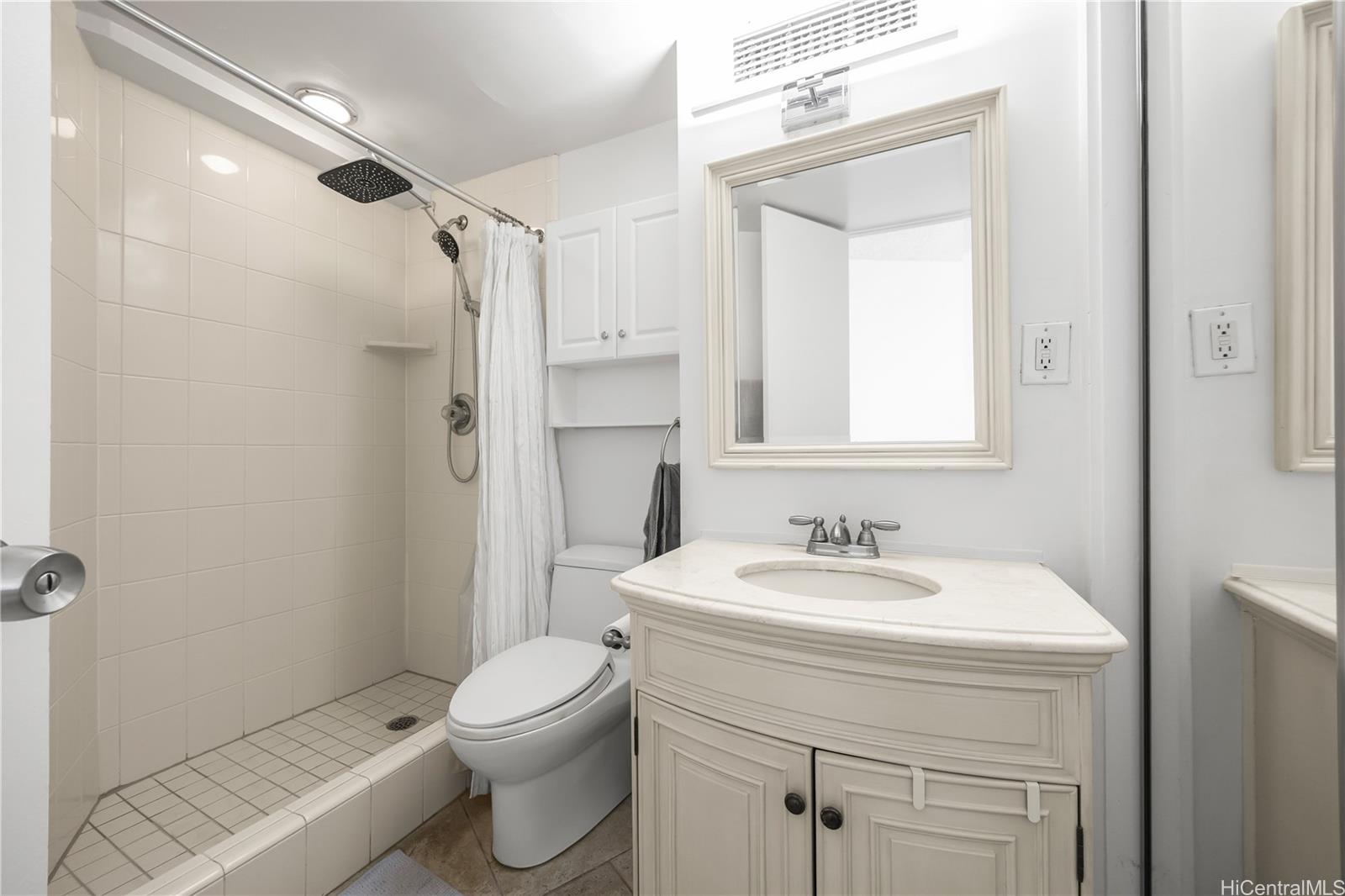 Holiday Village condo # 1702, Honolulu, Hawaii - photo 15 of 25