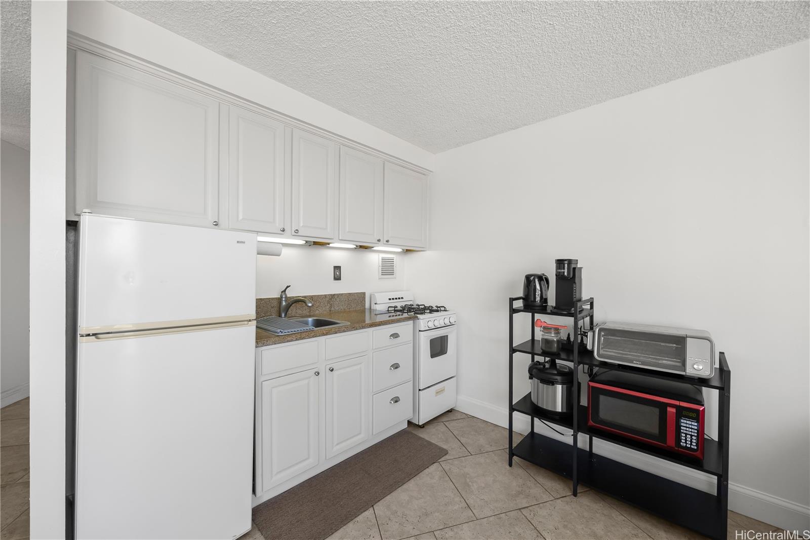 Holiday Village condo # 1702, Honolulu, Hawaii - photo 10 of 25