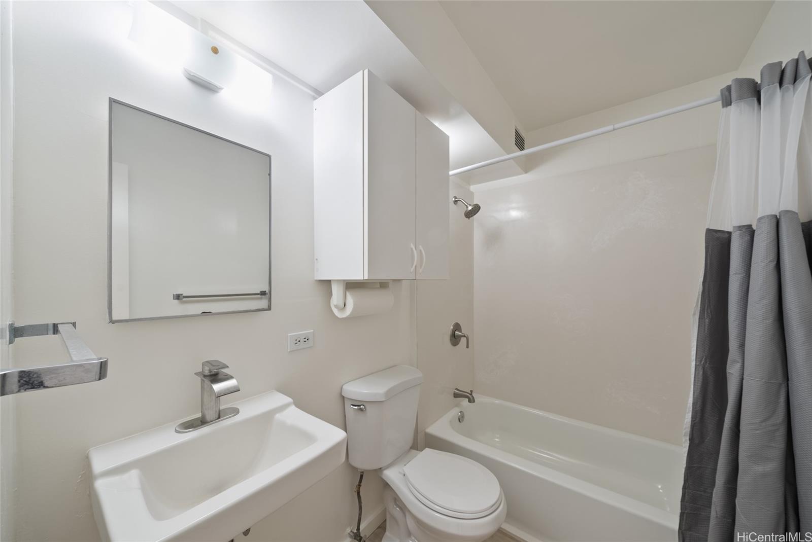 Holiday Apts condo # 223, Honolulu, Hawaii - photo 3 of 10