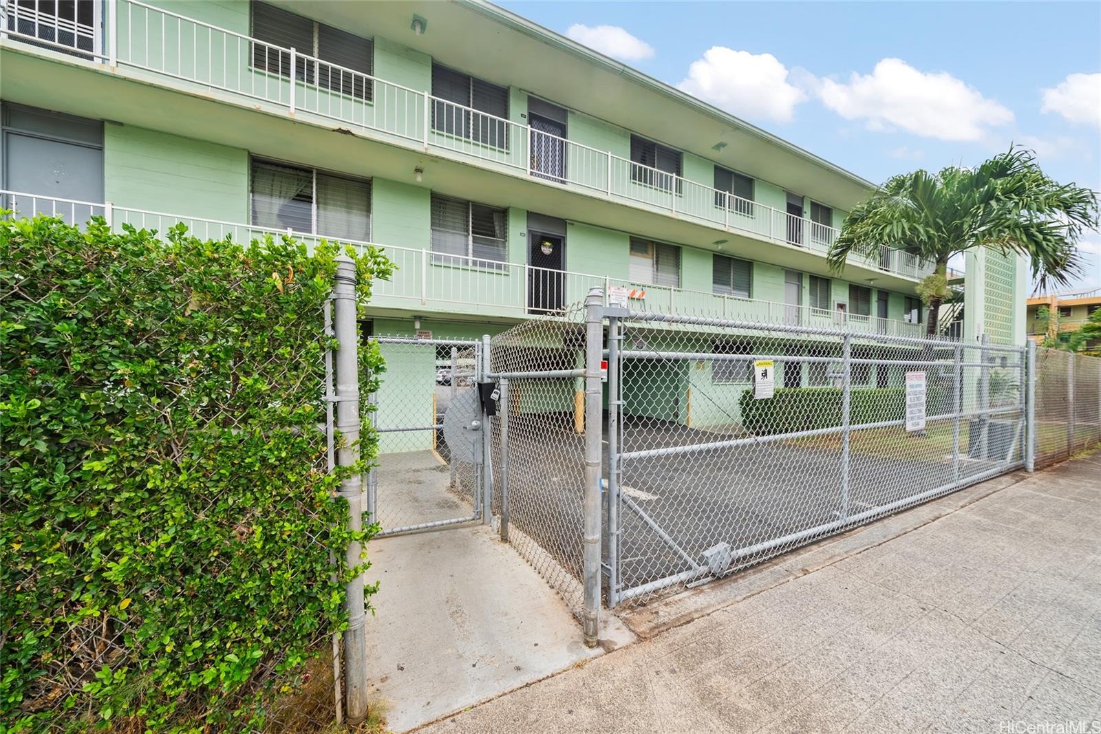 Holiday Apts condo # 223, Honolulu, Hawaii - photo 8 of 10