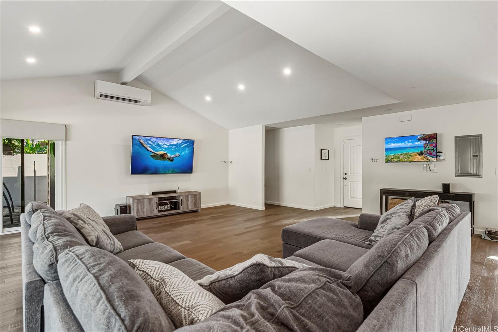 777  Kumukahi Pl Spinnaker Isle, Hawaii Kai home - photo 2 of 25