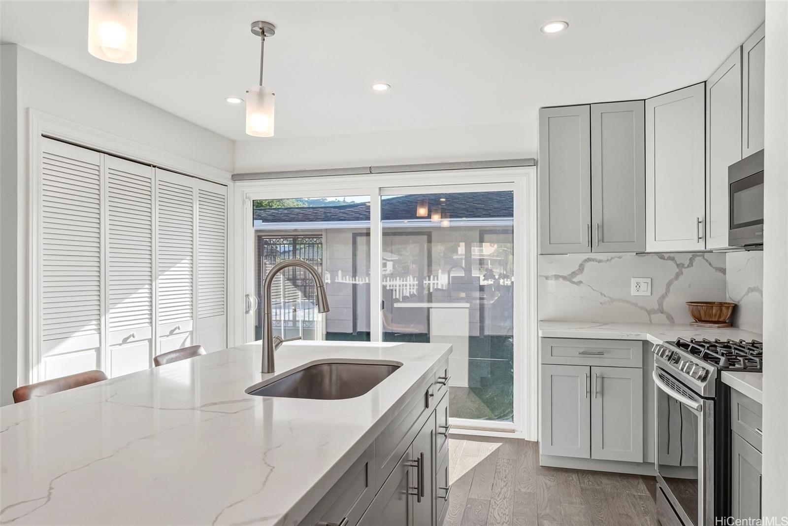 777  Kumukahi Place Spinnaker Isle, Hawaii Kai home - photo 5 of 25