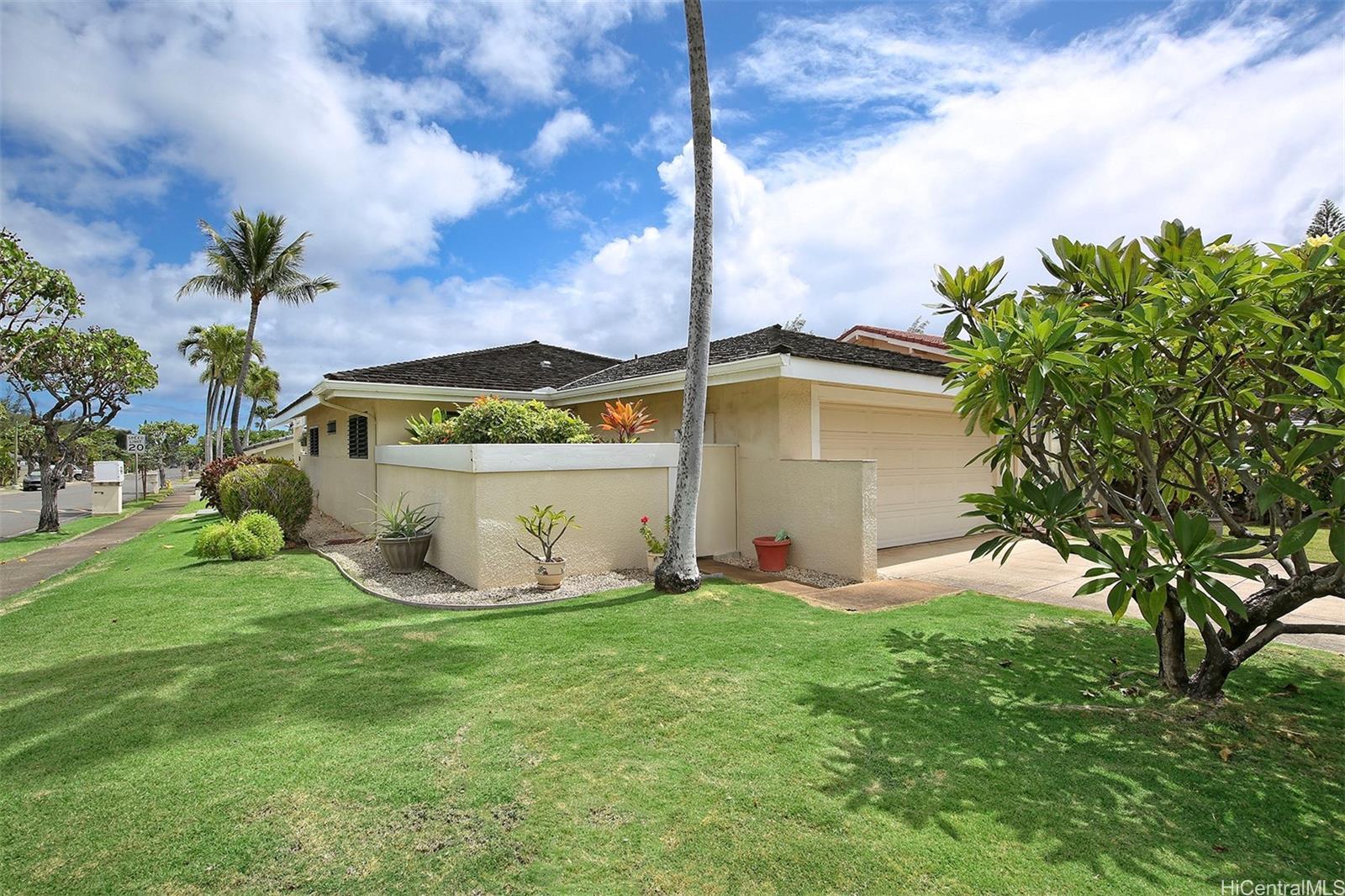 7821  Makaaoa Pl Queens Gate, Hawaii Kai home - photo 2 of 17