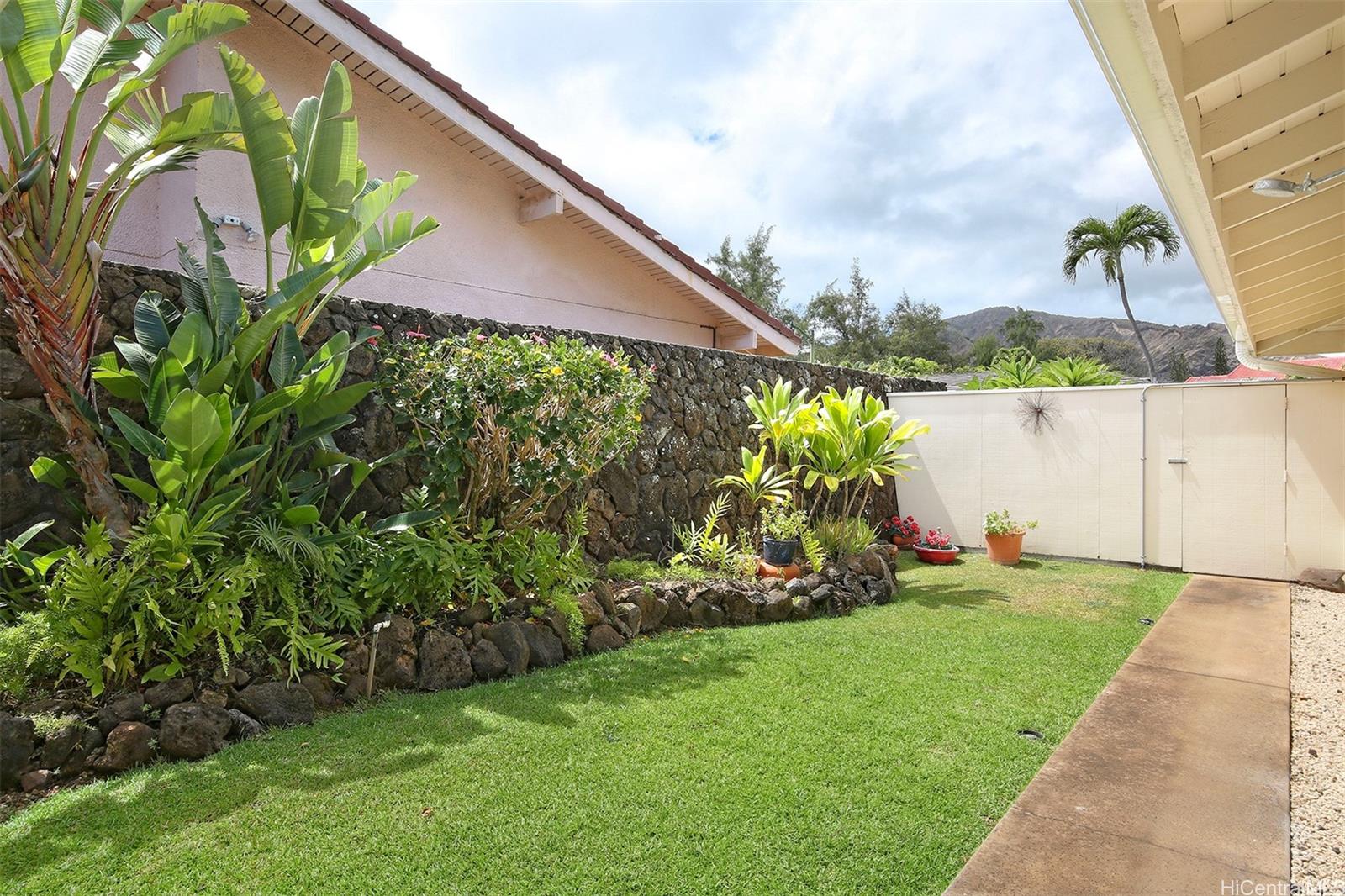 7821  Makaaoa Pl Queens Gate, Hawaii Kai home - photo 14 of 17